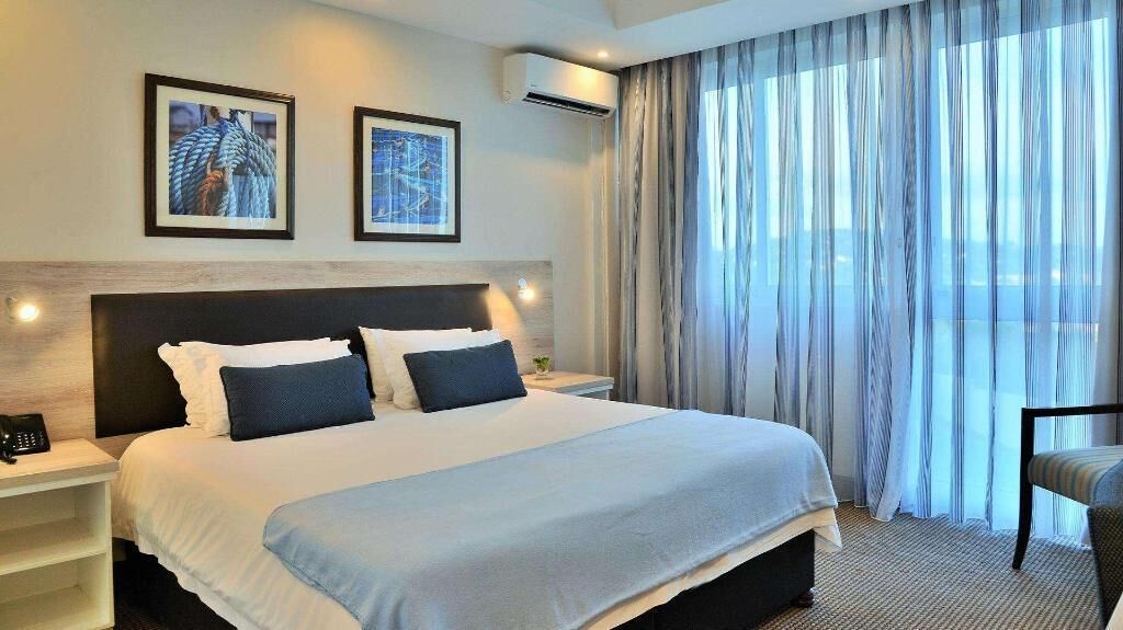 Minibar, in-room safe, desk, iron/ironing board