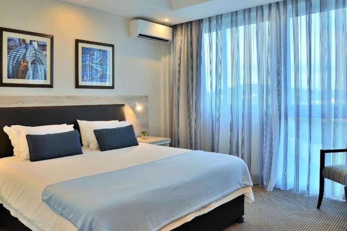 Minibar, in-room safe, desk, iron/ironing board