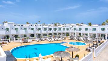 Un hôtel doté d’une grande piscine, de plusieurs espaces de détente et offrant une vue sur la mer.