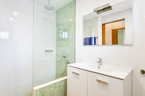Superior Apartment, 1 Bedroom, Pool View | Bathroom - Las Adelfas (Tías)