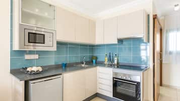 Club Apartment, 1 Bedroom | Private kitchen | Fridge, microwave, oven, stovetop