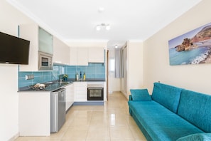 Club-Apartment, 1 Schlafzimmer | Wohnbereich | 24-Zoll-LED-Fernseher mit Satellitenempfang, Fernseher