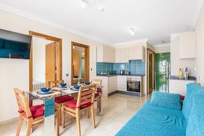 Club-Apartment, 2 Schlafzimmer | Eigene Küche | Kühlschrank, Mikrowelle, Ofen, Herdplatte