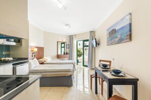 Standard Studio, 2 Single Beds, Pool View | Living area