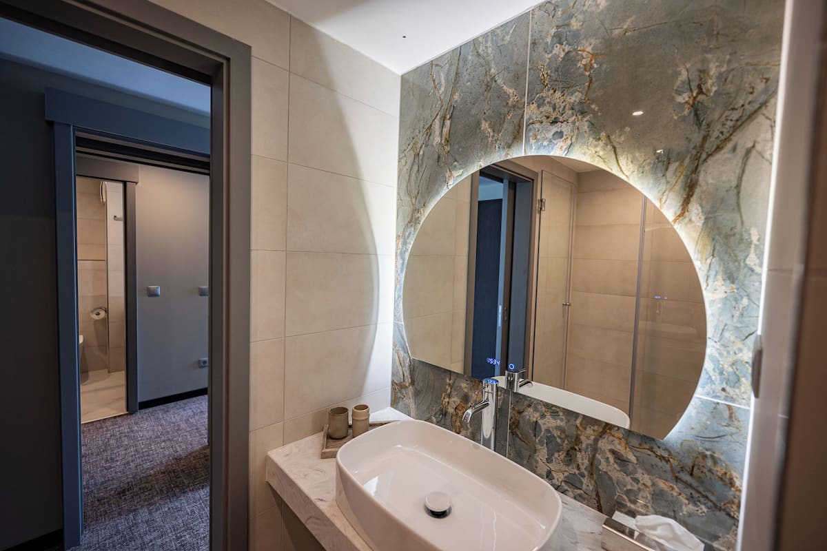 deluxe room | hypo-allergenic bedding, pillow-top beds, minibar, in-room safe