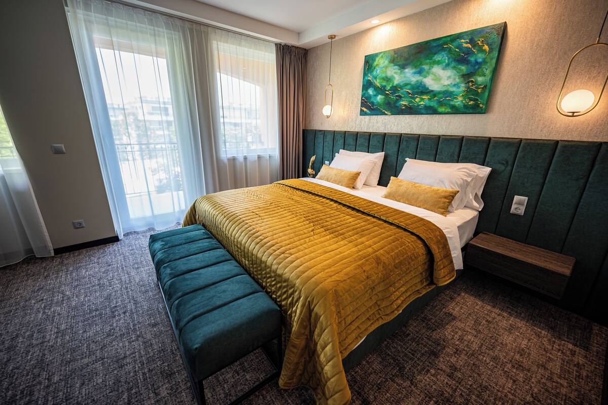 Deluxe Double Room | Hypo-allergenic bedding available, pillowtop beds, minibar, in-room safe