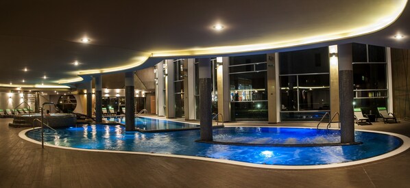 Indoor pool, 2 outdoor pools