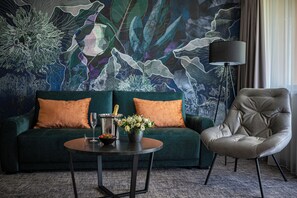 Deluxe Family Suite | Hypo-allergenic bedding, pillowtop beds, minibar, in-room safe - Hotel Azúr Prémium (Siófok)