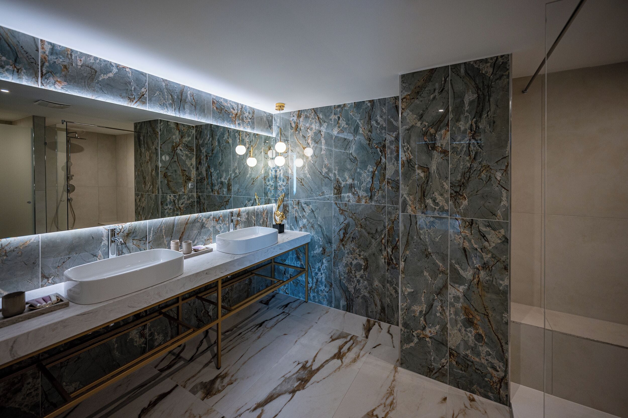 deluxe penthouse | hypo-allergenic bedding, pillow-top beds, minibar, in-room safe