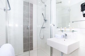 Habitación cuádruple Confort | Baño | Regadera, amenidades de baño gratuitas, secadora de cabello, toallas 