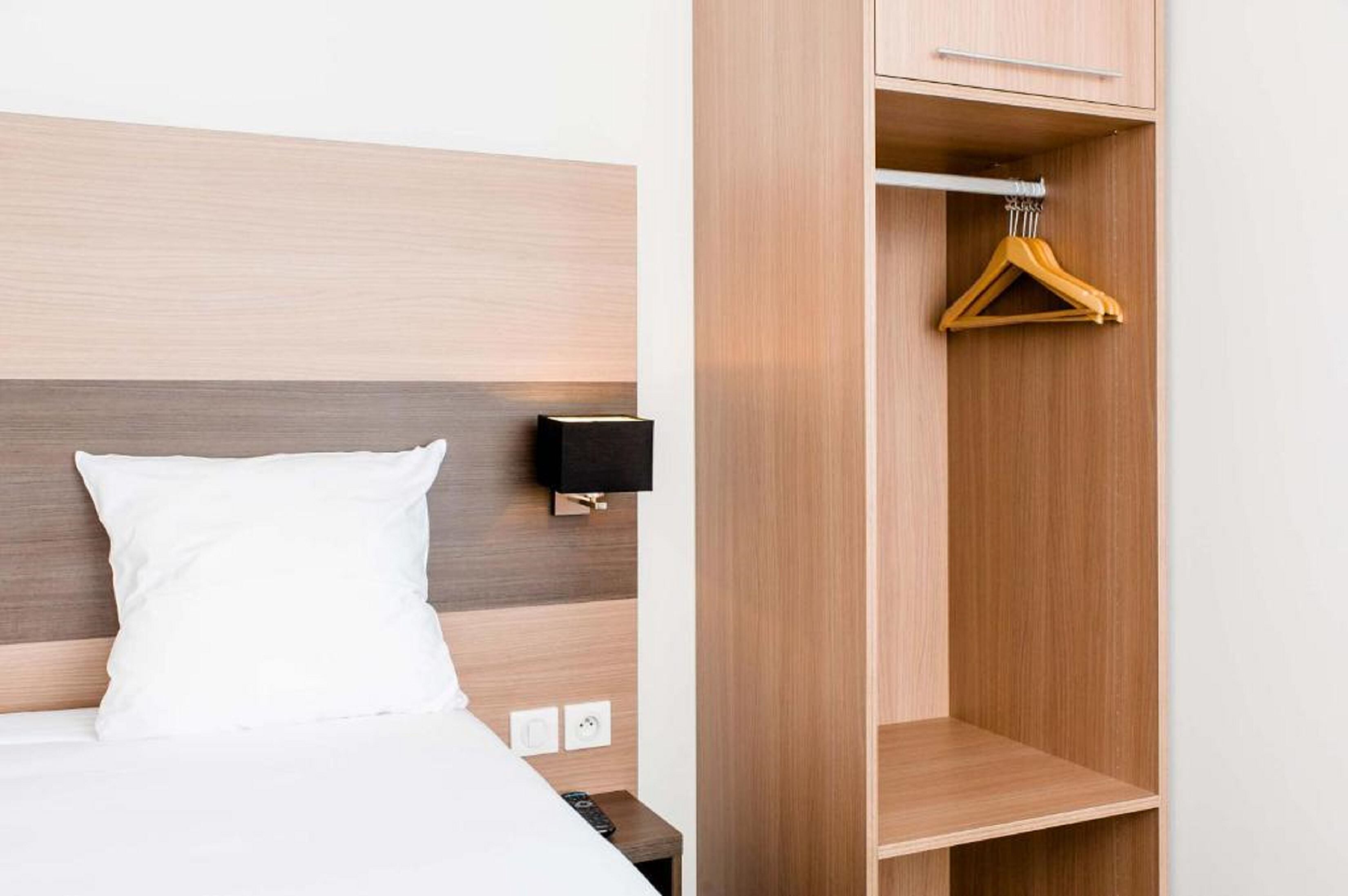 desk, soundproofing, free wifi, wheelchair access