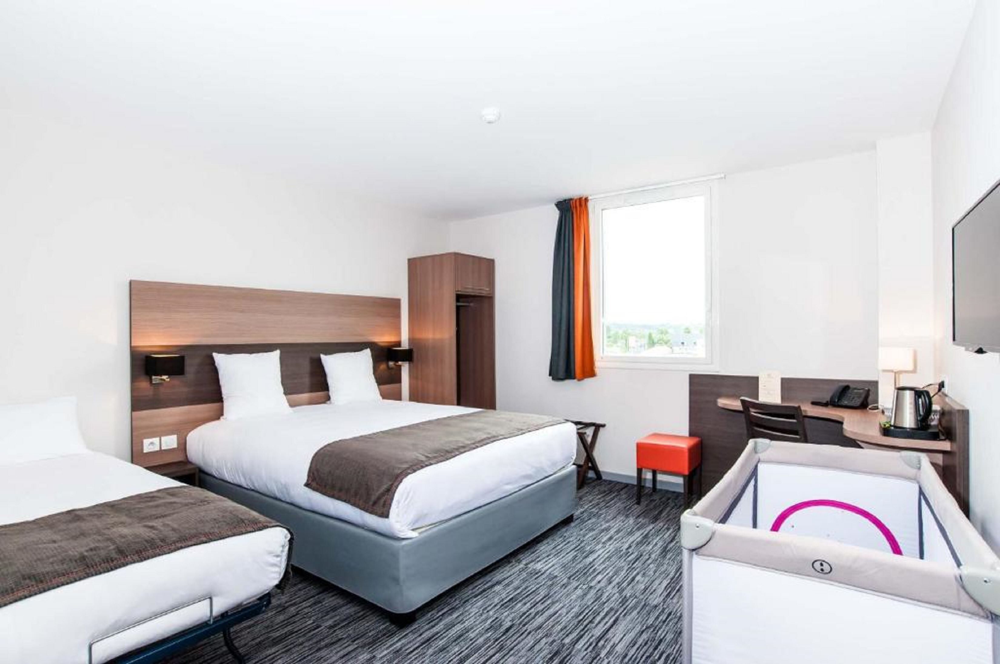 comfort triple room | desk, soundproofing, free wifi, wheelchair access