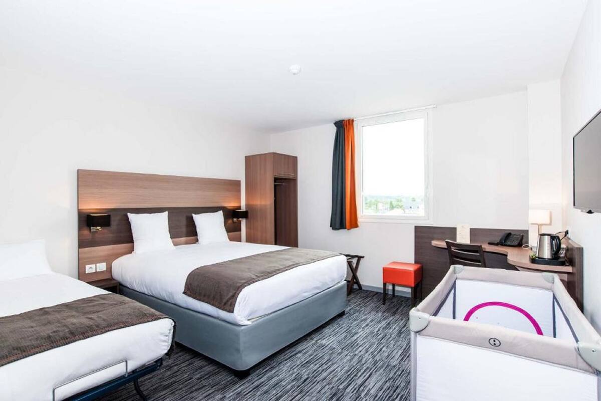 comfort triple room | desk, soundproofing, free wifi, wheelchair access