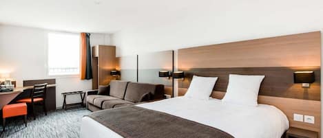 Comfort Quadruple Room | Desk, soundproofing, free WiFi, wheelchair access