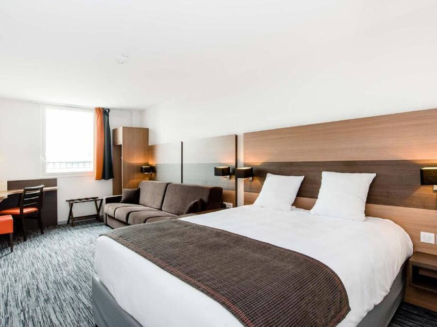 Comfort Quadruple Room | Desk, soundproofing, free WiFi, wheelchair access