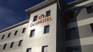 Ein modernes Hotelgebäude mit einem Schild, auf dem "Dioshotel" steht.