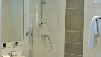 Douche, articles de toilette gratuits, sĂšche-cheveux