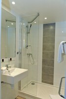 Ducha, artículos de tocador gratuitos, secador de pelo, toallas