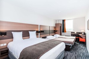 Quarto quádruplo conforto | Escrivaninha, quartos à prova de som, Wi-Fi de cortesia
