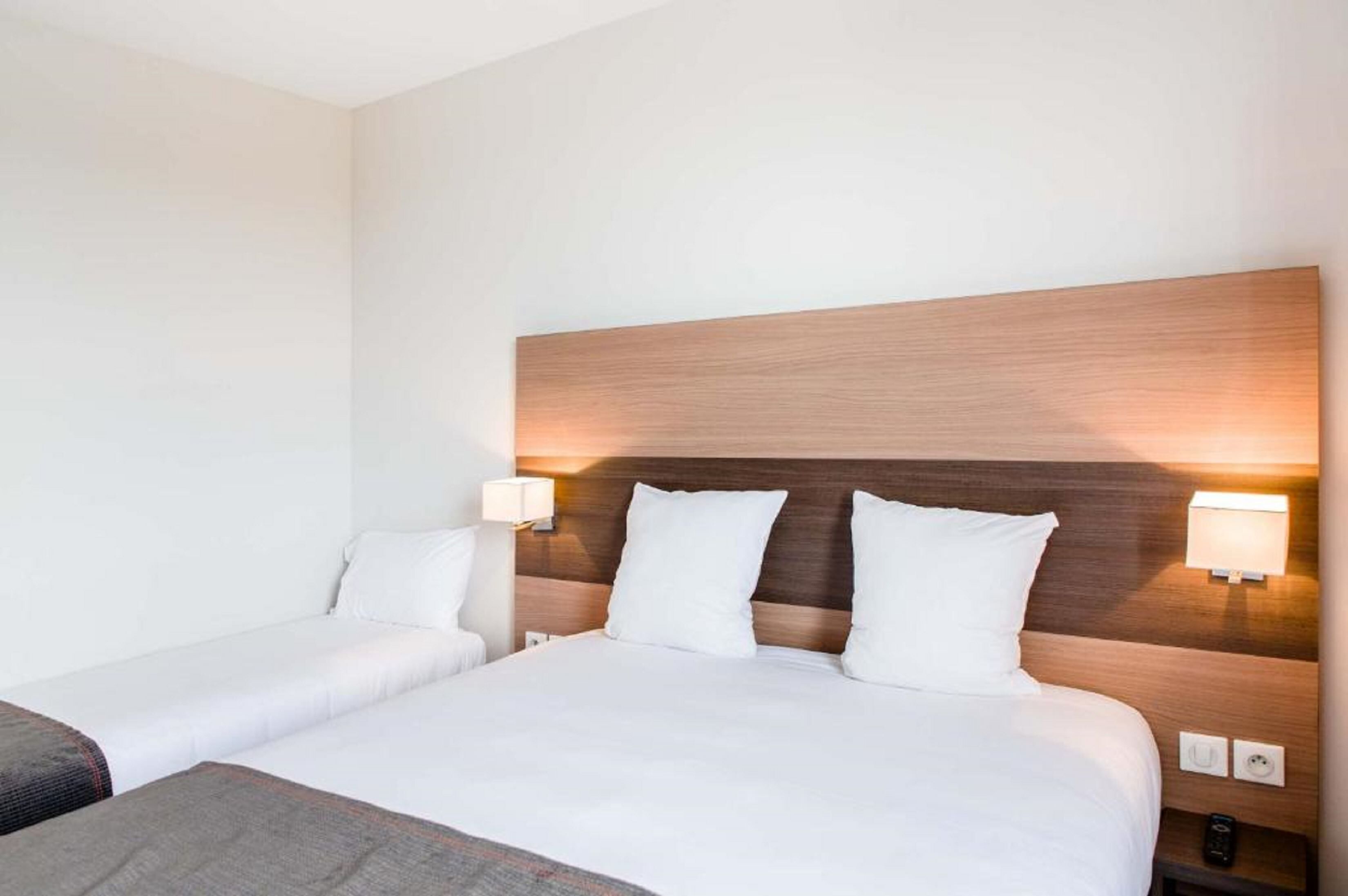 comfort triple room | desk, soundproofing, free wifi, wheelchair access