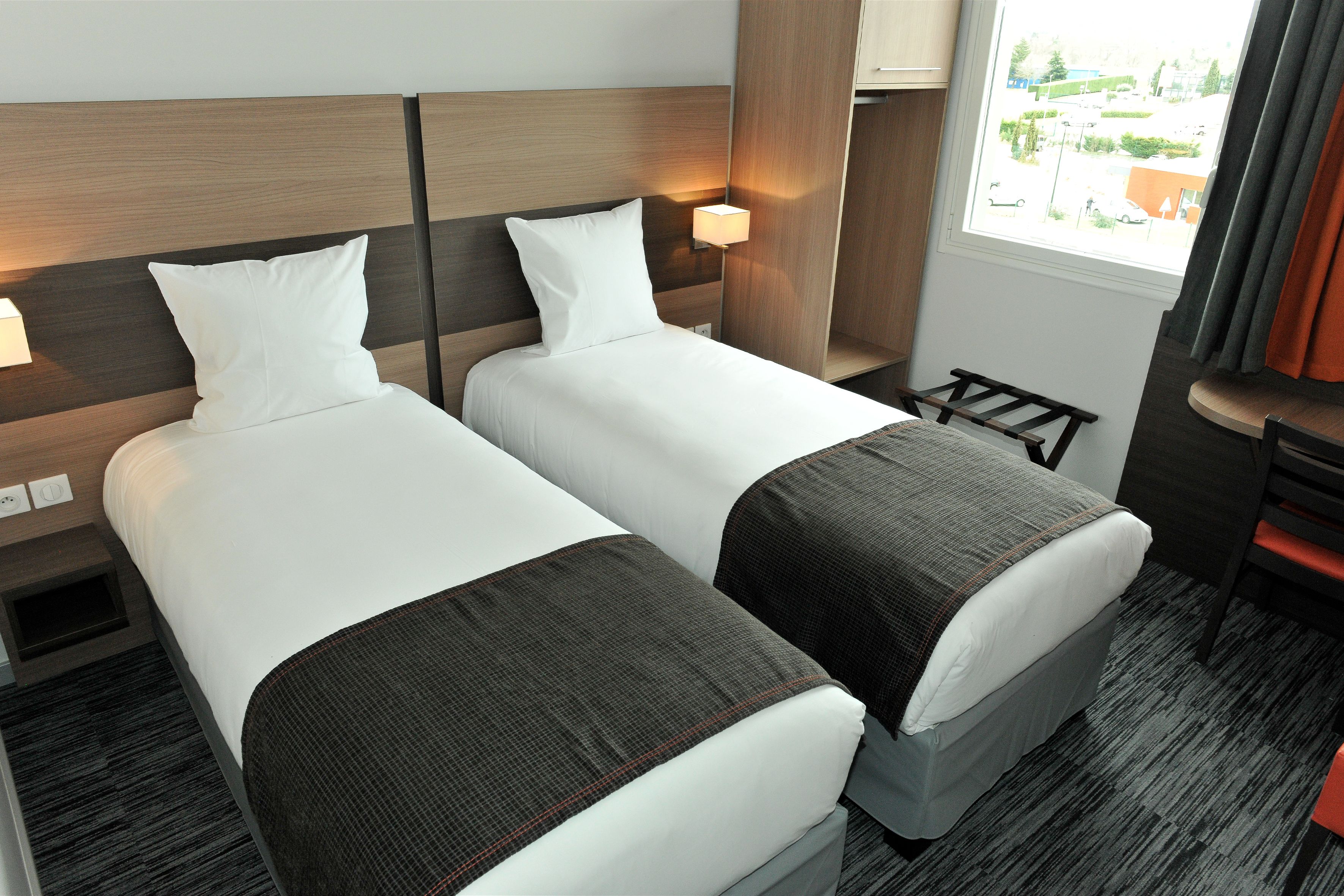 comfort twin room (2 single beds) | desk, soundproofing, free wifi, wheelchair access