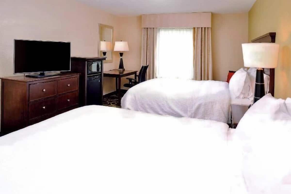 أغطية فراش متميزة وخزنة داخل الغرفة وأسرّة أطفال/رضّع (مجانًا)