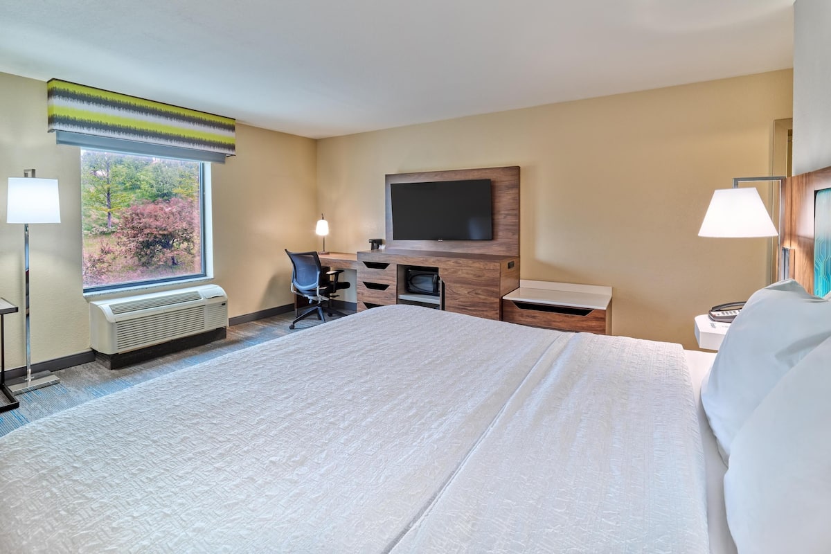 Premium bedding, in-room safe, free cribs/infant beds
