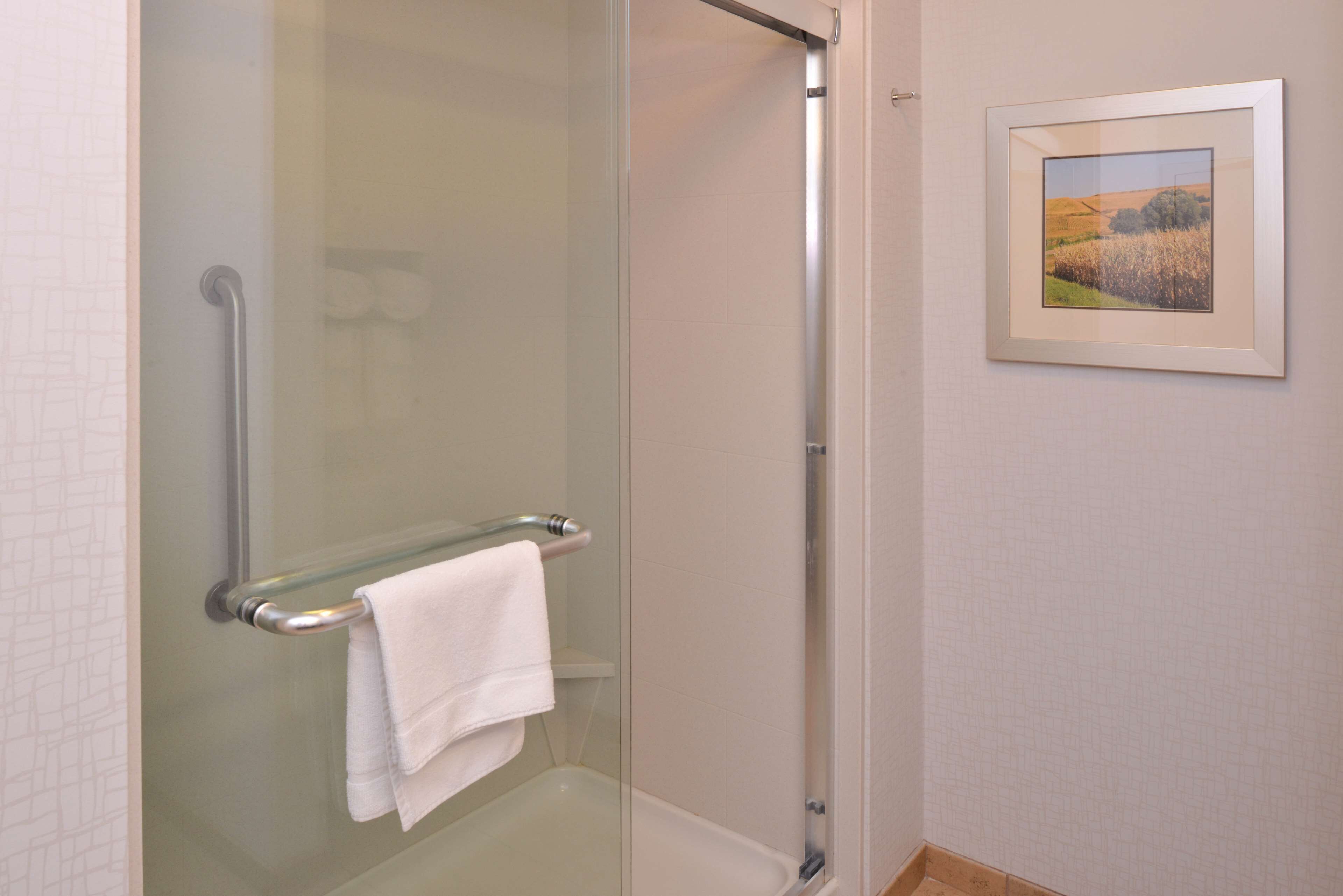 Duschwanne, kostenlose Toilettenartikel, Handtücher