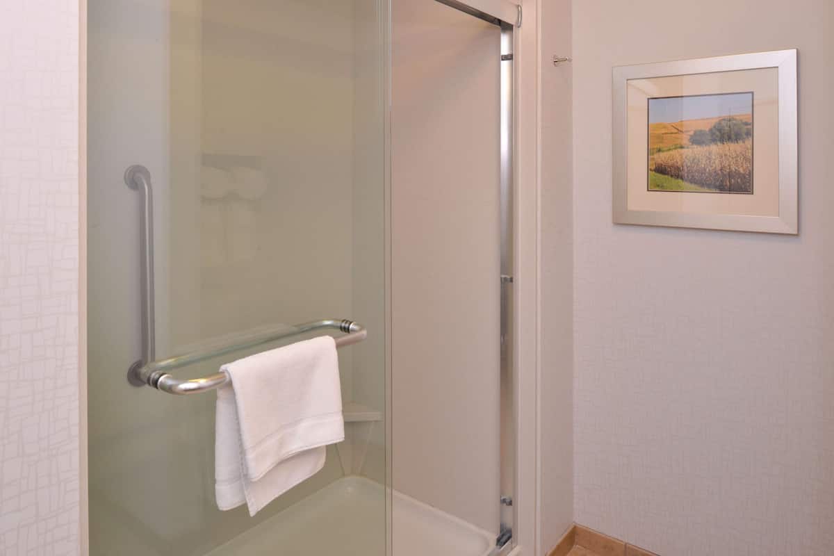 Duschwanne, kostenlose Toilettenartikel, Handtücher