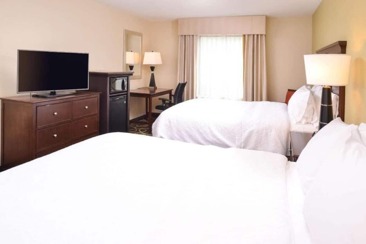 أغطية فراش متميزة وخزنة داخل الغرفة وأسرّة أطفال/رضّع (مجانًا)