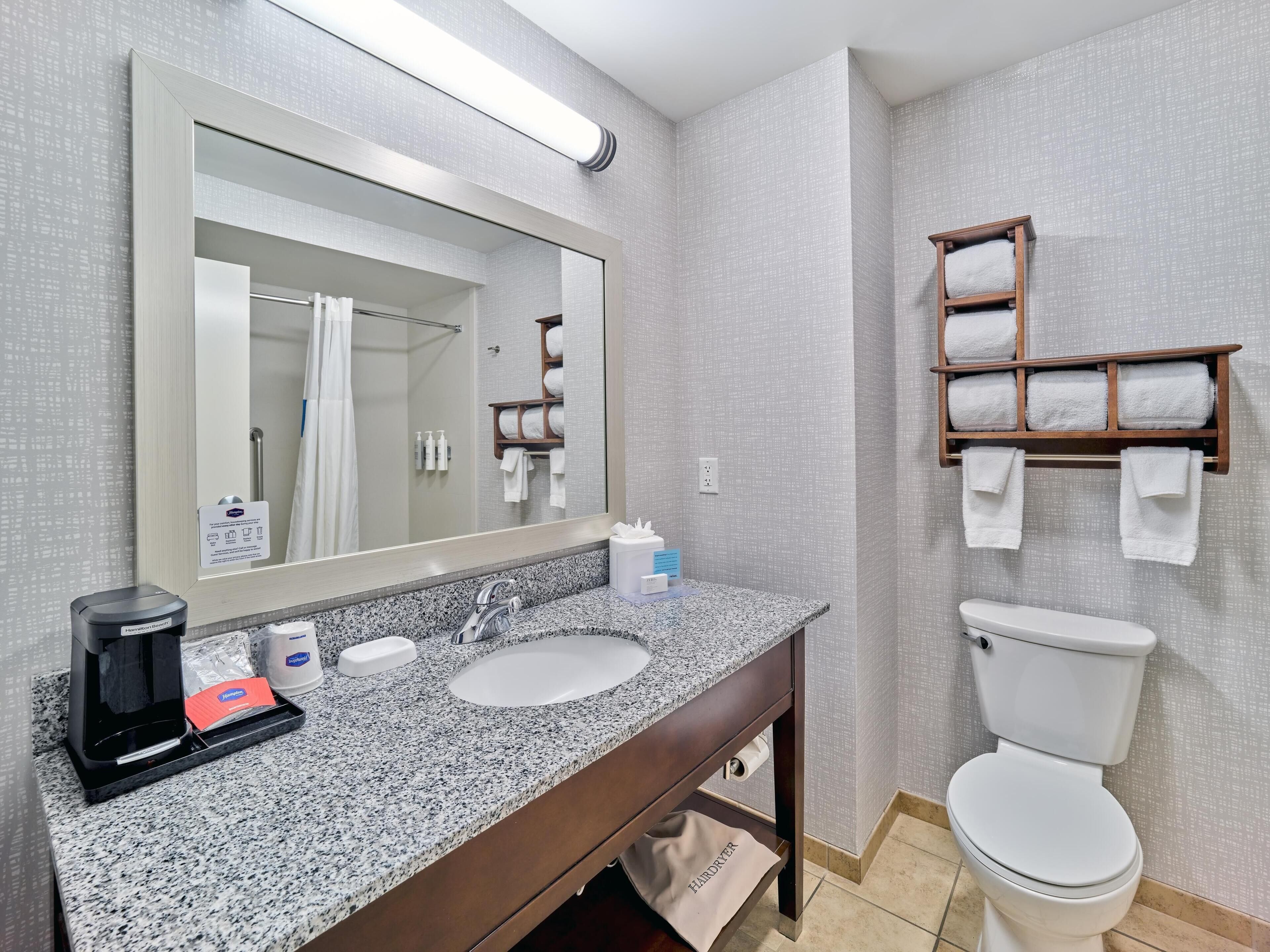 Bañera con ducha, artículos de tocador gratuitos, toallas