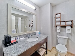 Ensemble baignoire-douche, articles de toilette (gratuits)