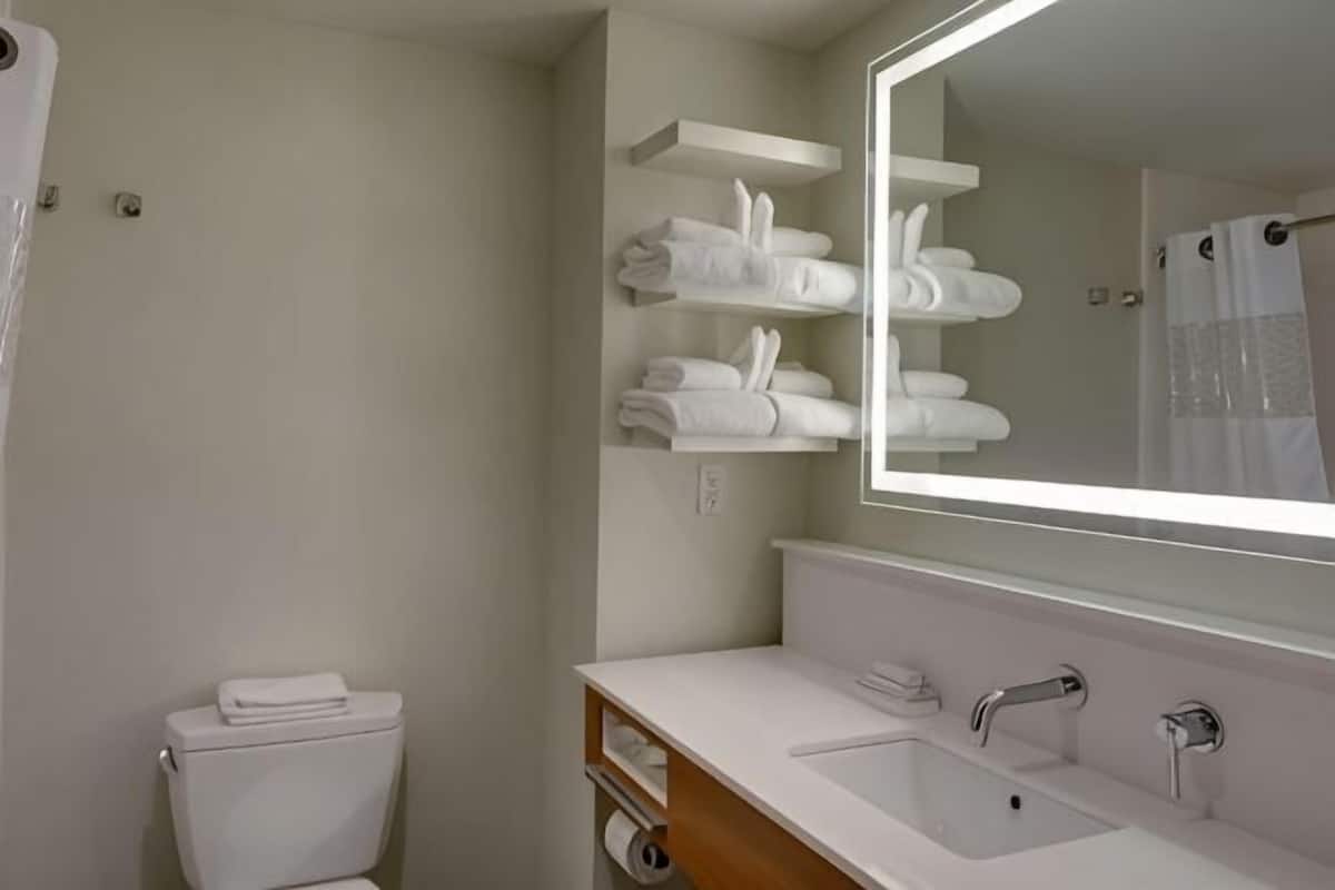 Shower, free toiletries, towels