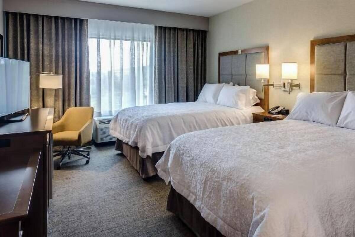 Ropa de cama de alta calidad y caja de seguridad en la habitación