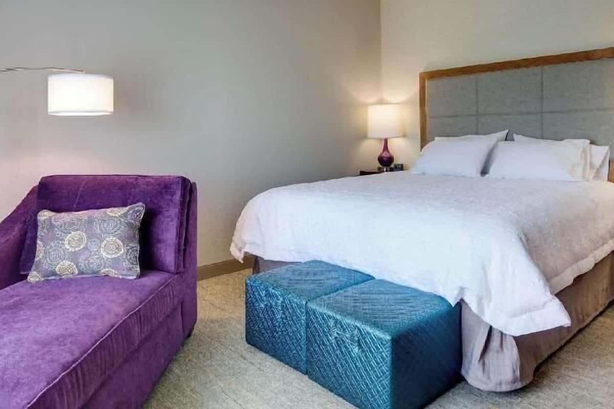 Ropa de cama de alta calidad y caja de seguridad en la habitación