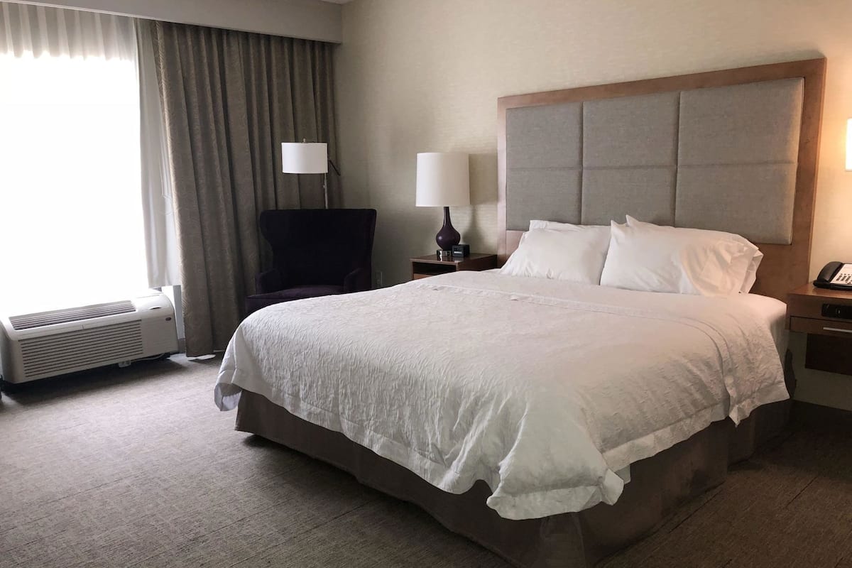 Ropa de cama de alta calidad y caja de seguridad en la habitación