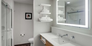 Dusche, kostenlose Toilettenartikel, Handtücher