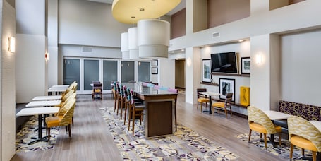 Restaurant. Hampton Inn & Suites Knoxville Papermill Drive