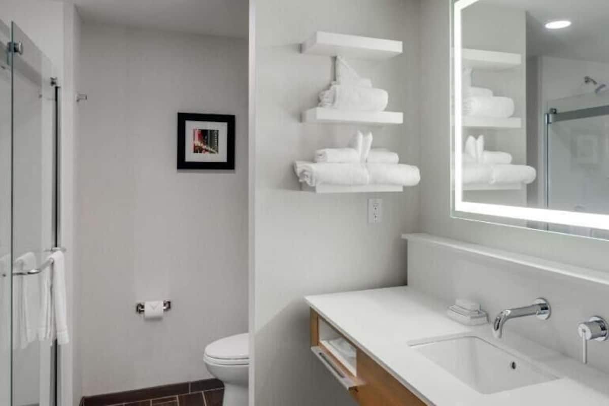 BaƱo | Regadera, amenidades de baƱo gratuitas, toallas