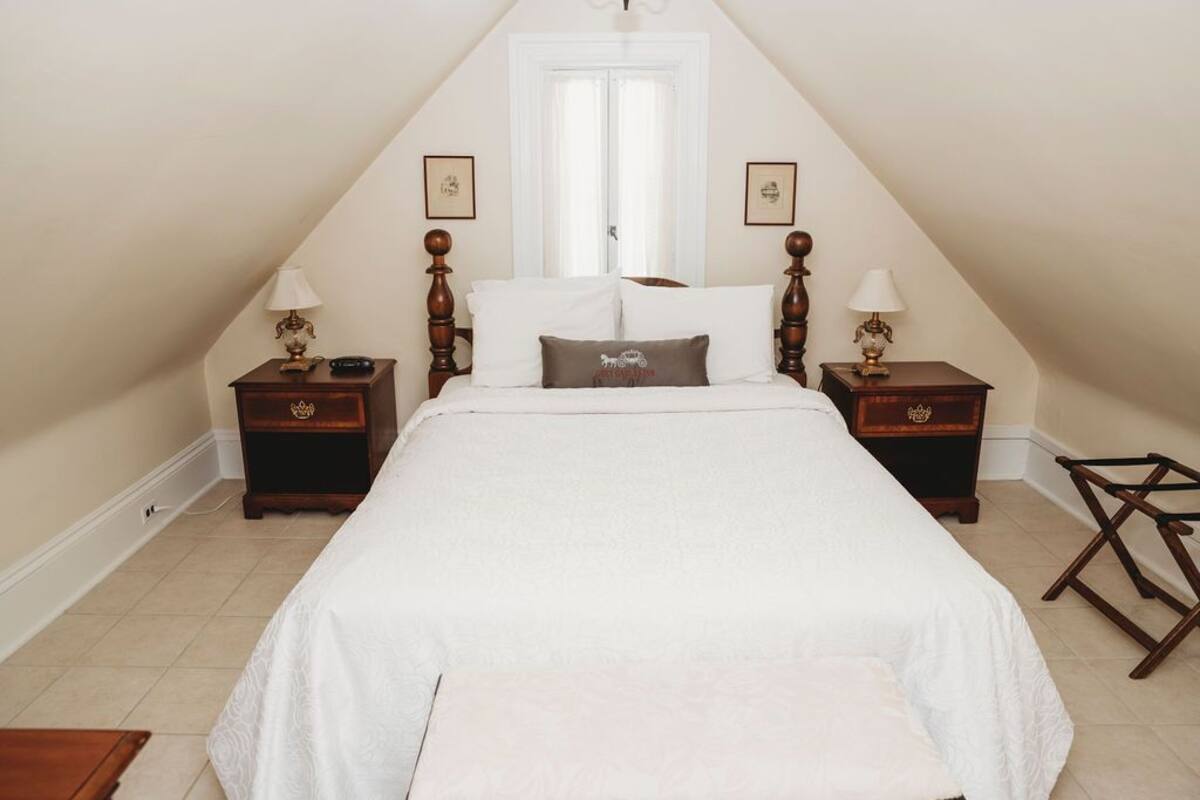 Apartment, 2 Bedrooms (Windsor) | Egyptian cotton sheets, premium bedding, down comforters, pillowtop beds