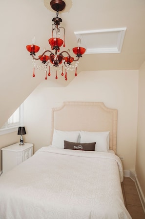 Apartment, 2 Bedrooms (Windsor) | Egyptian cotton sheets, premium bedding, down comforters, pillowtop beds - Grey Gables Inn (Pembroke)