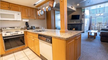 Lodge at the Mountain 150 | Private kitchen | Full-sized fridge, microwave, oven, stovetop