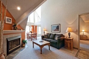 Télévision à écran plat de 50 pouces avec chaînes par câble, télévision