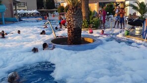 Innenpool, Außenpool, Sonnenschirme, Liegestühle