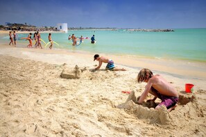 Privatstrand, Liegestühle, Volleyball, Strandbar