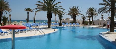 Piscine couverte, piscine extérieure, parasols de plage