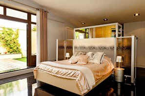 Luxury-Doppelzimmer, 1 King-Bett, Terrasse | Hochwertige Bettwaren, individuell dekoriert, individuell eingerichtet