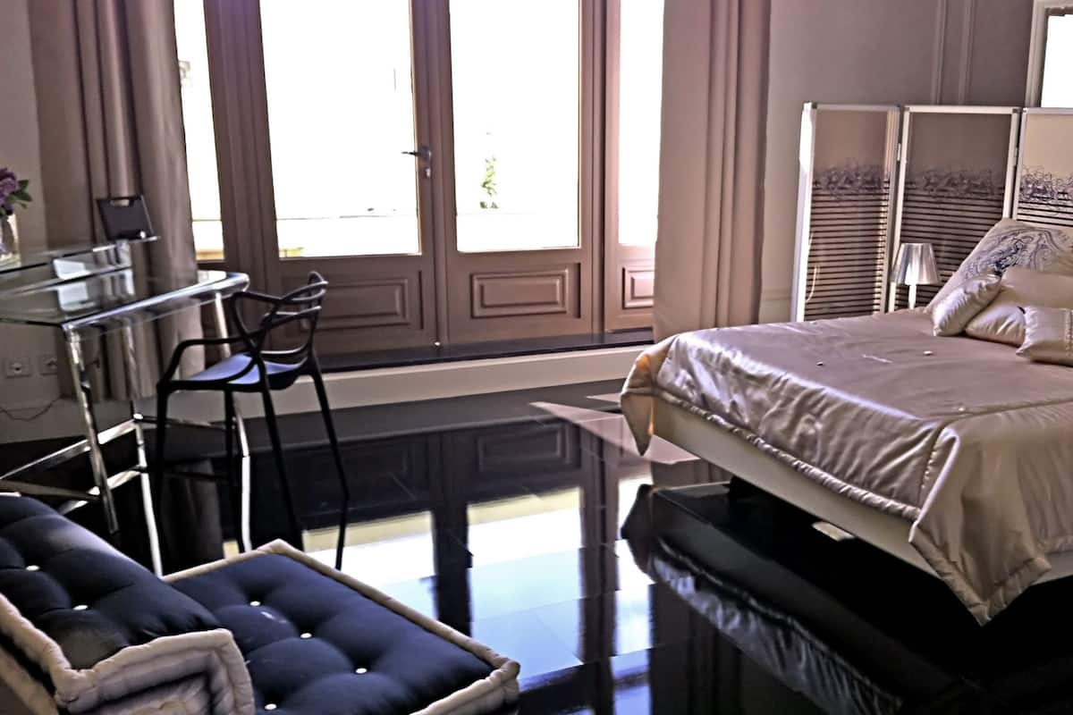 Luxury-Doppelzimmer, 1 King-Bett, Terrasse | Hochwertige Bettwaren, individuell dekoriert, individuell eingerichtet
