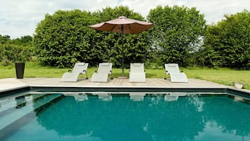 Piscina all'aperto, lettini