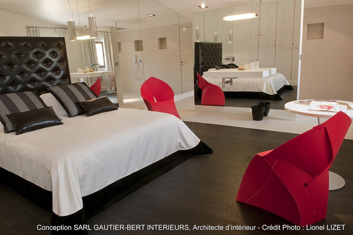 Superior-Doppelzimmer, 1 King-Bett, Blick auf den Innenhof, zum Innenhof hin | Hochwertige Bettwaren, individuell dekoriert, individuell eingerichtet